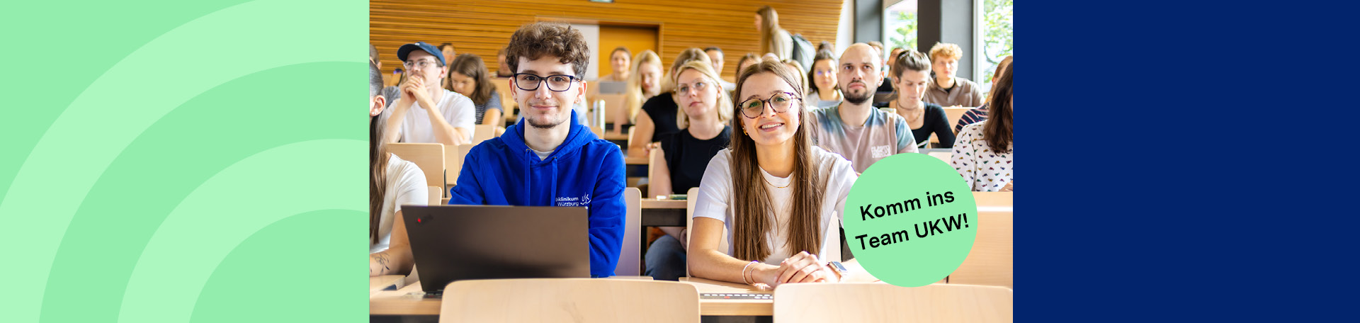Studierende sitzen gemeinsam in einem Hörsaal.
