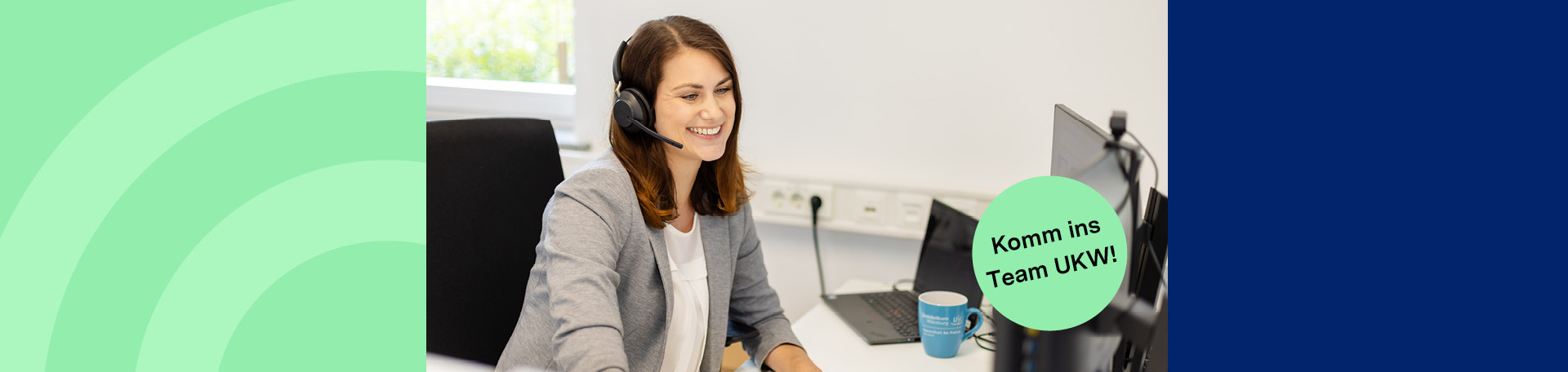 Eine Person arbeitet an einem Computer und telefoniert gleichzeitig.